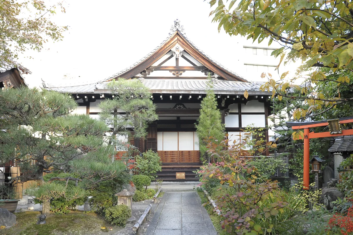 山門と本堂前庭